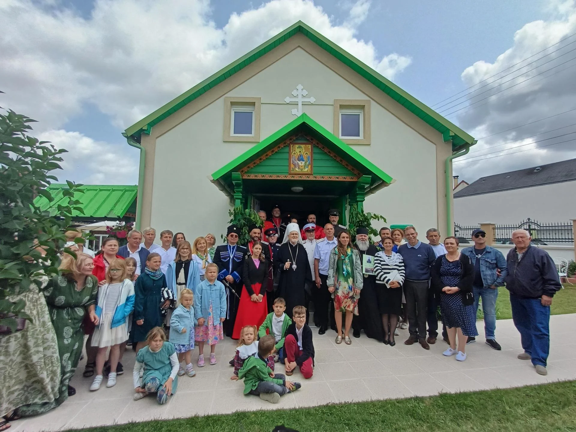 Groupe paroisse devant eglise le 8 juin 2025