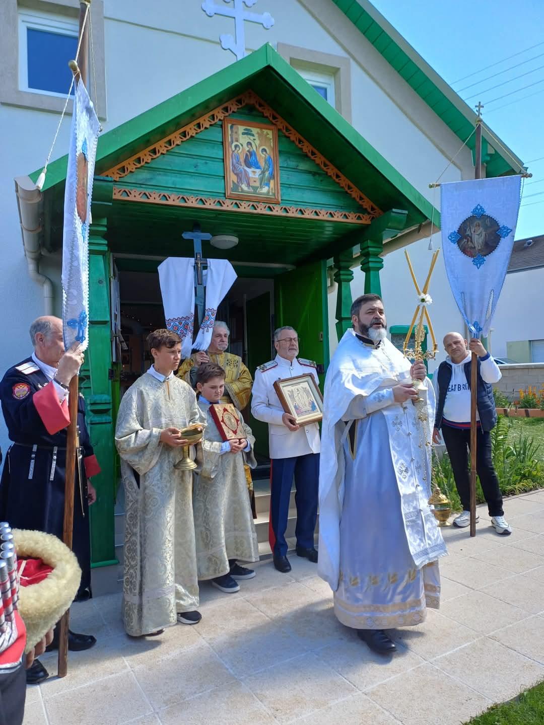 Photo paques 2025 entree eglise